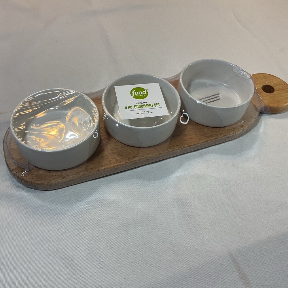 Food Network NWT 4 pc. Condiment Set, 3 Bowls 1 Serving Plank
